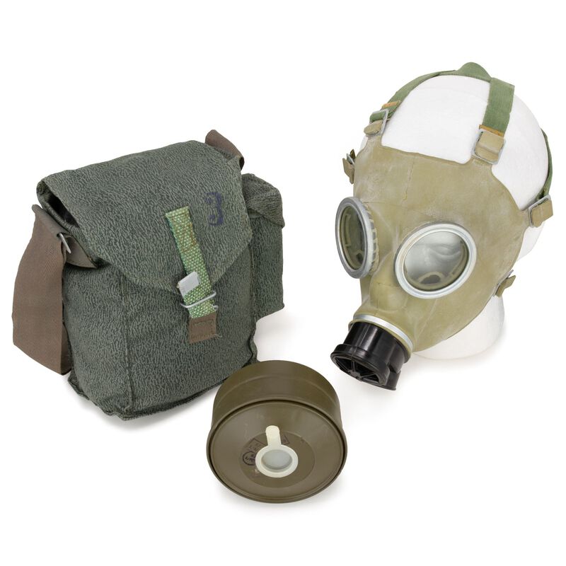 Polish MC-1 Gas Mask with Carry Bag & Filter image number 0